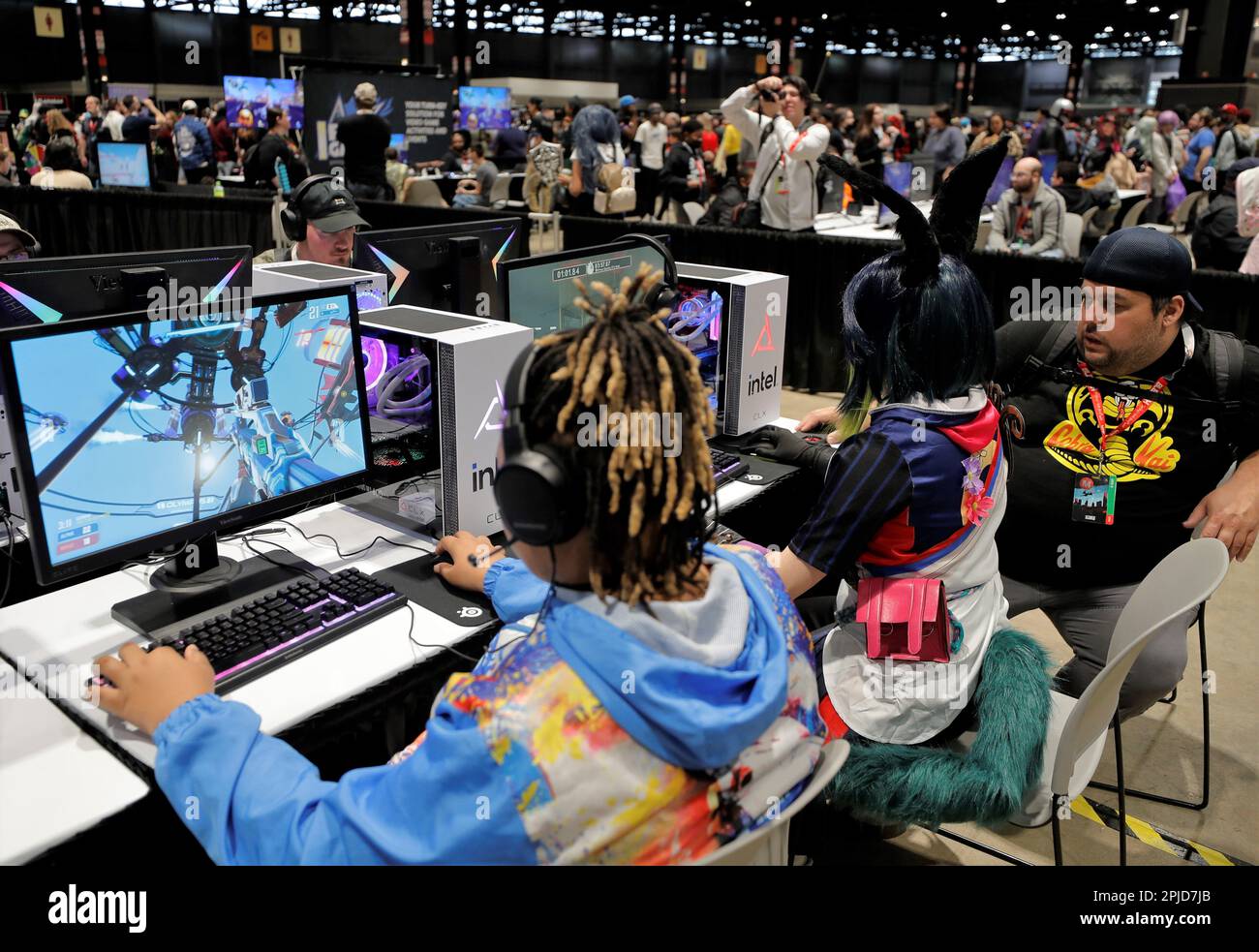 Chicago, Illinois, USA. 1. April 2023. Die Chicago Comic & Entertainment Expo in Chicago, Il, vom 31. März bis 2. April im McCormick Place South ist die größte Pop-Kultur-Convention im Mittleren Westen. Es ist die Heimat für gute und geeky Zeiten für Fans von Comics, Cosplay, Videospielen, Anime, TV-Shows, Filme, Bücher, Wrestling und Comedy. An dieser 3-tägigen Veranstaltung nehmen 20.000 bis 30.000 Teilnehmer Teil. (Kreditbild: © Pat A. Robinson/ZUMA Press Wire) NUR REDAKTIONELLE VERWENDUNG! Nicht für den kommerziellen GEBRAUCH! Stockfoto