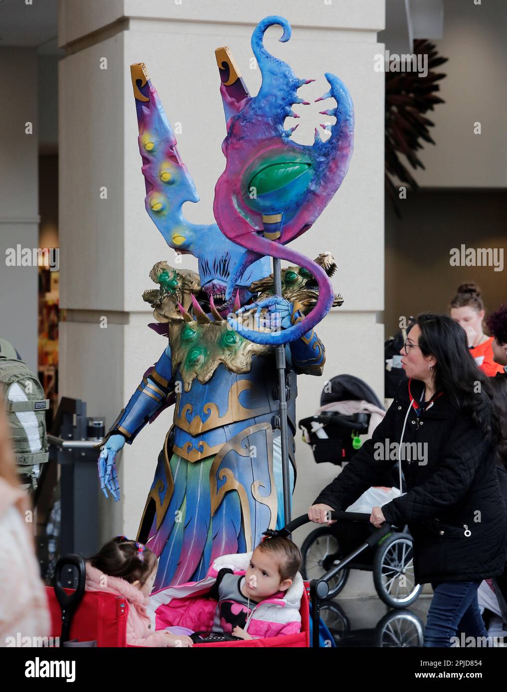 Chicago, Illinois, USA. 1. April 2023. Die Chicago Comic & Entertainment Expo in Chicago, Il, vom 31. März bis 2. April im McCormick Place South ist die größte Pop-Kultur-Convention im Mittleren Westen. Es ist die Heimat für gute und geeky Zeiten für Fans von Comics, Cosplay, Videospielen, Anime, TV-Shows, Filme, Bücher, Wrestling und Comedy. An dieser 3-tägigen Veranstaltung nehmen 20.000 bis 30.000 Teilnehmer Teil. (Kreditbild: © Pat A. Robinson/ZUMA Press Wire) NUR REDAKTIONELLE VERWENDUNG! Nicht für den kommerziellen GEBRAUCH! Stockfoto