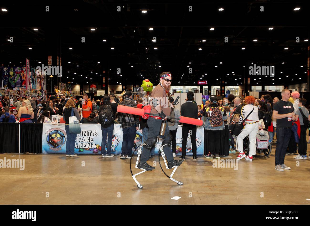 Chicago, Illinois, USA. 1. April 2023. Die Chicago Comic & Entertainment Expo in Chicago, Il, vom 31. März bis 2. April im McCormick Place South ist die größte Pop-Kultur-Convention im Mittleren Westen. Es ist die Heimat für gute und geeky Zeiten für Fans von Comics, Cosplay, Videospielen, Anime, TV-Shows, Filme, Bücher, Wrestling und Comedy. An dieser 3-tägigen Veranstaltung nehmen 20.000 bis 30.000 Teilnehmer Teil. (Kreditbild: © Pat A. Robinson/ZUMA Press Wire) NUR REDAKTIONELLE VERWENDUNG! Nicht für den kommerziellen GEBRAUCH! Stockfoto