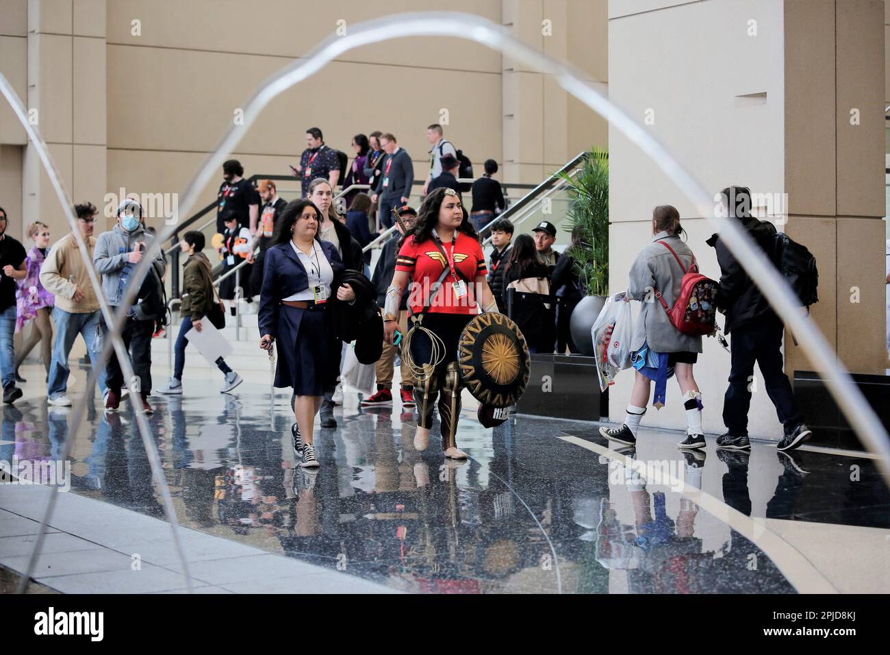 Chicago, Illinois, USA. 1. April 2023. Die Chicago Comic & Entertainment Expo in Chicago, Il, vom 31. März bis 2. April im McCormick Place South ist die größte Pop-Kultur-Convention im Mittleren Westen. Es ist die Heimat für gute und geeky Zeiten für Fans von Comics, Cosplay, Videospielen, Anime, TV-Shows, Filme, Bücher, Wrestling und Comedy. An dieser 3-tägigen Veranstaltung nehmen 20.000 bis 30.000 Teilnehmer Teil. (Kreditbild: © Pat A. Robinson/ZUMA Press Wire) NUR REDAKTIONELLE VERWENDUNG! Nicht für den kommerziellen GEBRAUCH! Stockfoto