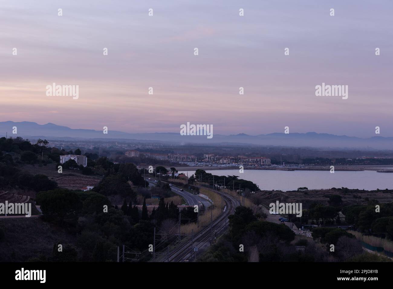 Luftbild von Collioure nach dem Sonnenuntergang in rosa und blauen Untertönen. Blick auf die Stadt mit Skyline und Mittelmeer. Stockfoto