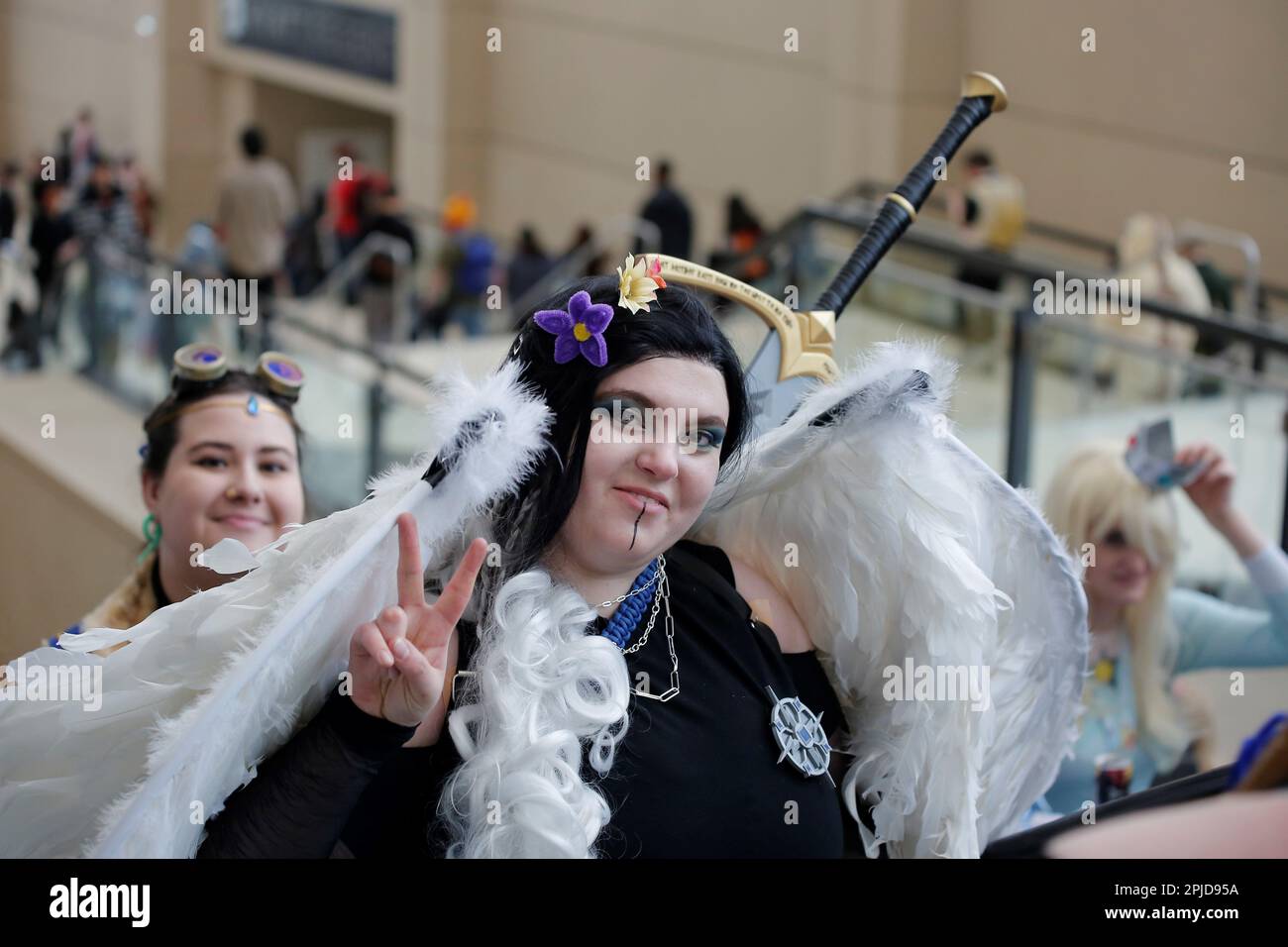 Chicago, Illinois, USA. 1. April 2023. Die Chicago Comic & Entertainment Expo in Chicago, Il, vom 31. März bis 2. April im McCormick Place South ist die größte Pop-Kultur-Convention im Mittleren Westen. Es ist die Heimat für gute und geeky Zeiten für Fans von Comics, Cosplay, Videospielen, Anime, TV-Shows, Filme, Bücher, Wrestling und Comedy. An dieser 3-tägigen Veranstaltung nehmen 20.000 bis 30.000 Teilnehmer Teil. (Kreditbild: © Pat A. Robinson/ZUMA Press Wire) NUR REDAKTIONELLE VERWENDUNG! Nicht für den kommerziellen GEBRAUCH! Stockfoto