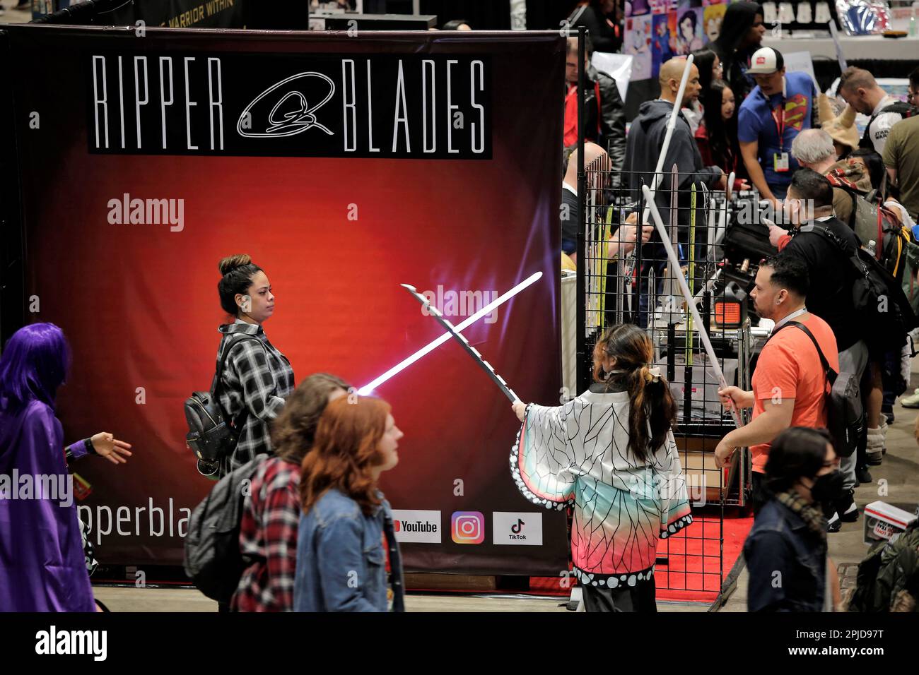 Chicago, Illinois, USA. 1. April 2023. Die Chicago Comic & Entertainment Expo in Chicago, Il, vom 31. März bis 2. April im McCormick Place South ist die größte Pop-Kultur-Convention im Mittleren Westen. Es ist die Heimat für gute und geeky Zeiten für Fans von Comics, Cosplay, Videospielen, Anime, TV-Shows, Filme, Bücher, Wrestling und Comedy. An dieser 3-tägigen Veranstaltung nehmen 20.000 bis 30.000 Teilnehmer Teil. (Kreditbild: © Pat A. Robinson/ZUMA Press Wire) NUR REDAKTIONELLE VERWENDUNG! Nicht für den kommerziellen GEBRAUCH! Stockfoto