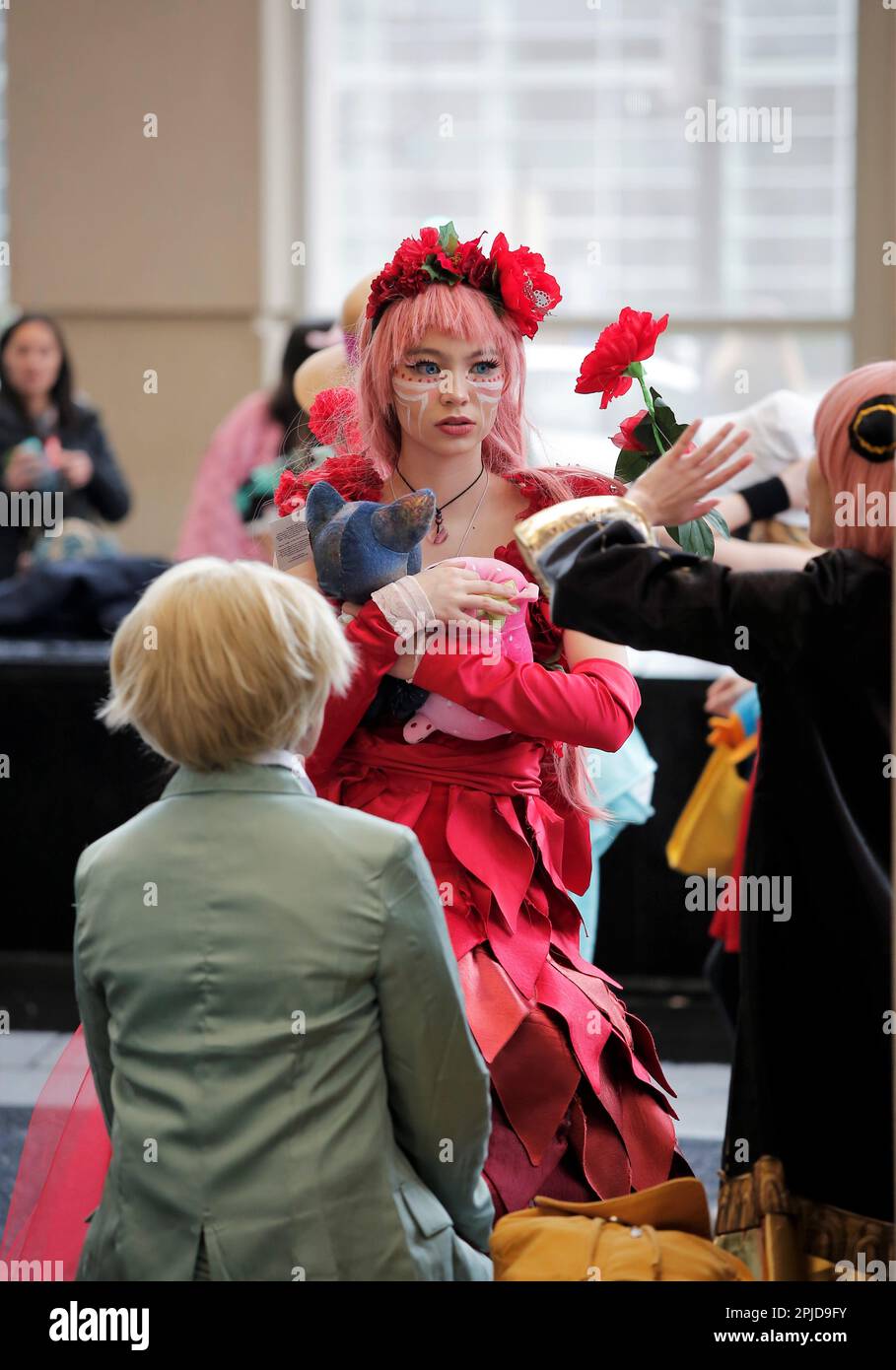 Chicago, Illinois, USA. 1. April 2023. Die Chicago Comic & Entertainment Expo in Chicago, Il, vom 31. März bis 2. April im McCormick Place South ist die größte Pop-Kultur-Convention im Mittleren Westen. Es ist die Heimat für gute und geeky Zeiten für Fans von Comics, Cosplay, Videospielen, Anime, TV-Shows, Filme, Bücher, Wrestling und Comedy. An dieser 3-tägigen Veranstaltung nehmen 20.000 bis 30.000 Teilnehmer Teil. (Kreditbild: © Pat A. Robinson/ZUMA Press Wire) NUR REDAKTIONELLE VERWENDUNG! Nicht für den kommerziellen GEBRAUCH! Stockfoto