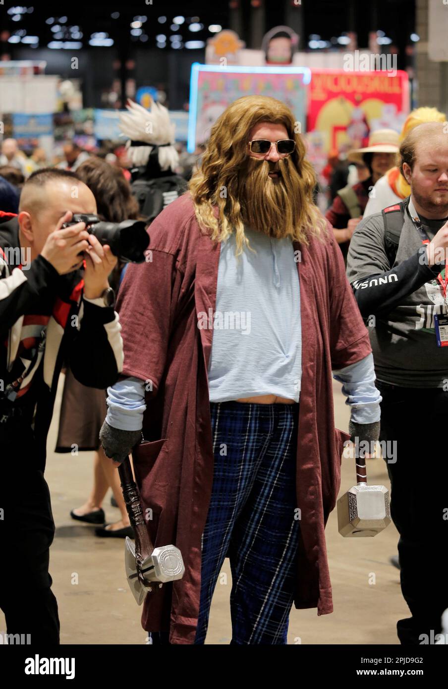 Chicago, Illinois, USA. 1. April 2023. Die Chicago Comic & Entertainment Expo in Chicago, Il, vom 31. März bis 2. April im McCormick Place South ist die größte Pop-Kultur-Convention im Mittleren Westen. Es ist die Heimat für gute und geeky Zeiten für Fans von Comics, Cosplay, Videospielen, Anime, TV-Shows, Filme, Bücher, Wrestling und Comedy. An dieser 3-tägigen Veranstaltung nehmen 20.000 bis 30.000 Teilnehmer Teil. (Kreditbild: © Pat A. Robinson/ZUMA Press Wire) NUR REDAKTIONELLE VERWENDUNG! Nicht für den kommerziellen GEBRAUCH! Stockfoto