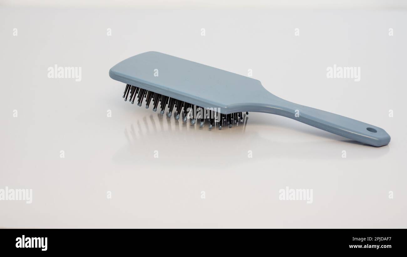 Friseurbürste auf weißem Hintergrund Stockfoto