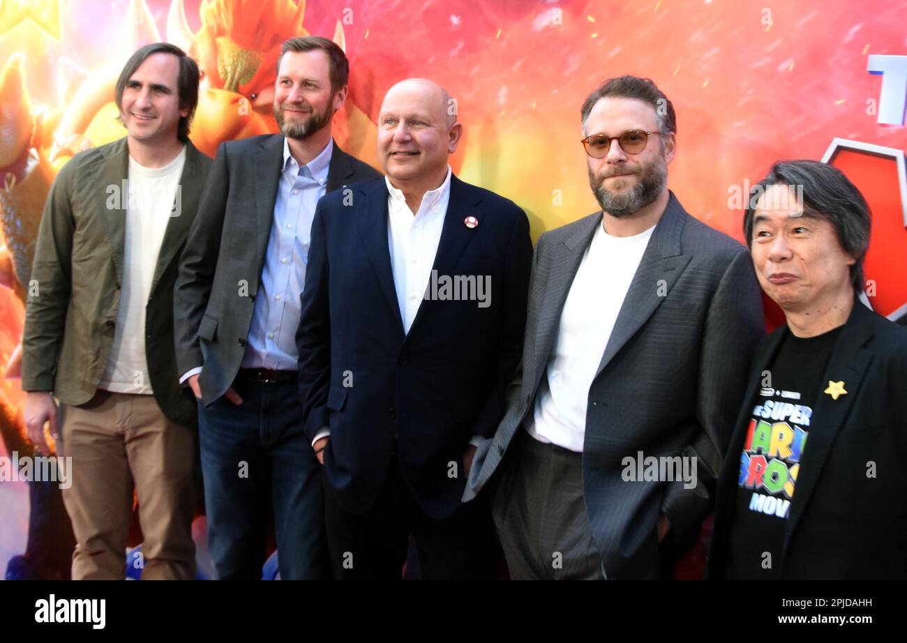 Los Angeles, Kalifornien, USA 1. April 2023 (L-R) Director Michael Jelenic, Director Aaron Horvath, CEO von Illumination Chris Meledandri, Actor Seth Rogen und Producer/CEO von Nintendo, Creator von Mario, Shigeru Miyamoto nimmt am 1. April an einer Sondervorstellung von Universal Pictures „The Super Mario Bros“ bei Regal, LA Live Teil 2023 in Los Angeles, Kalifornien, USA. Foto: Barry King/Alamy Live News Stockfoto