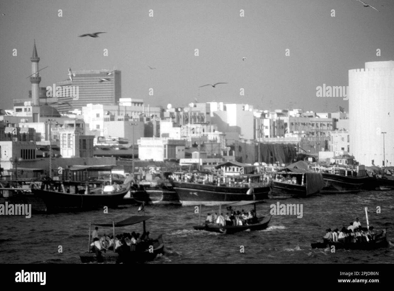 Vormittagstour mit Abras auf Dubai Creek, VAE 1981 Stockfoto