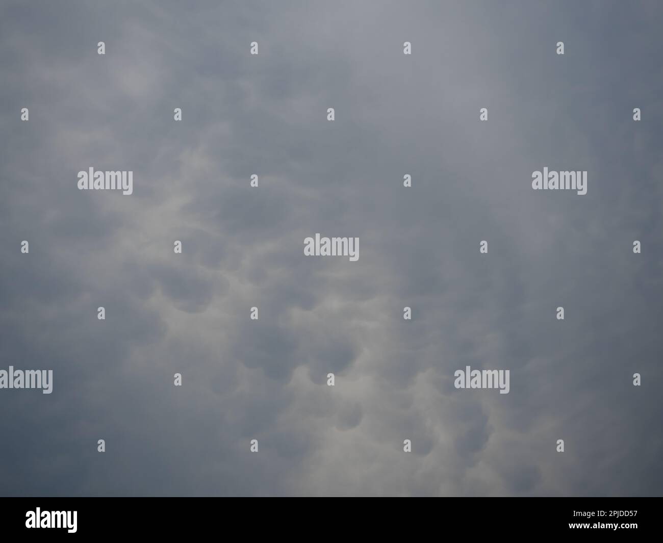 Cumulonimbus cloud Formationen auf tropischen Himmel, Nimbus, abstrakten Hintergrund von Naturphänomen und graue Wolken hunk, Thailand Stockfoto