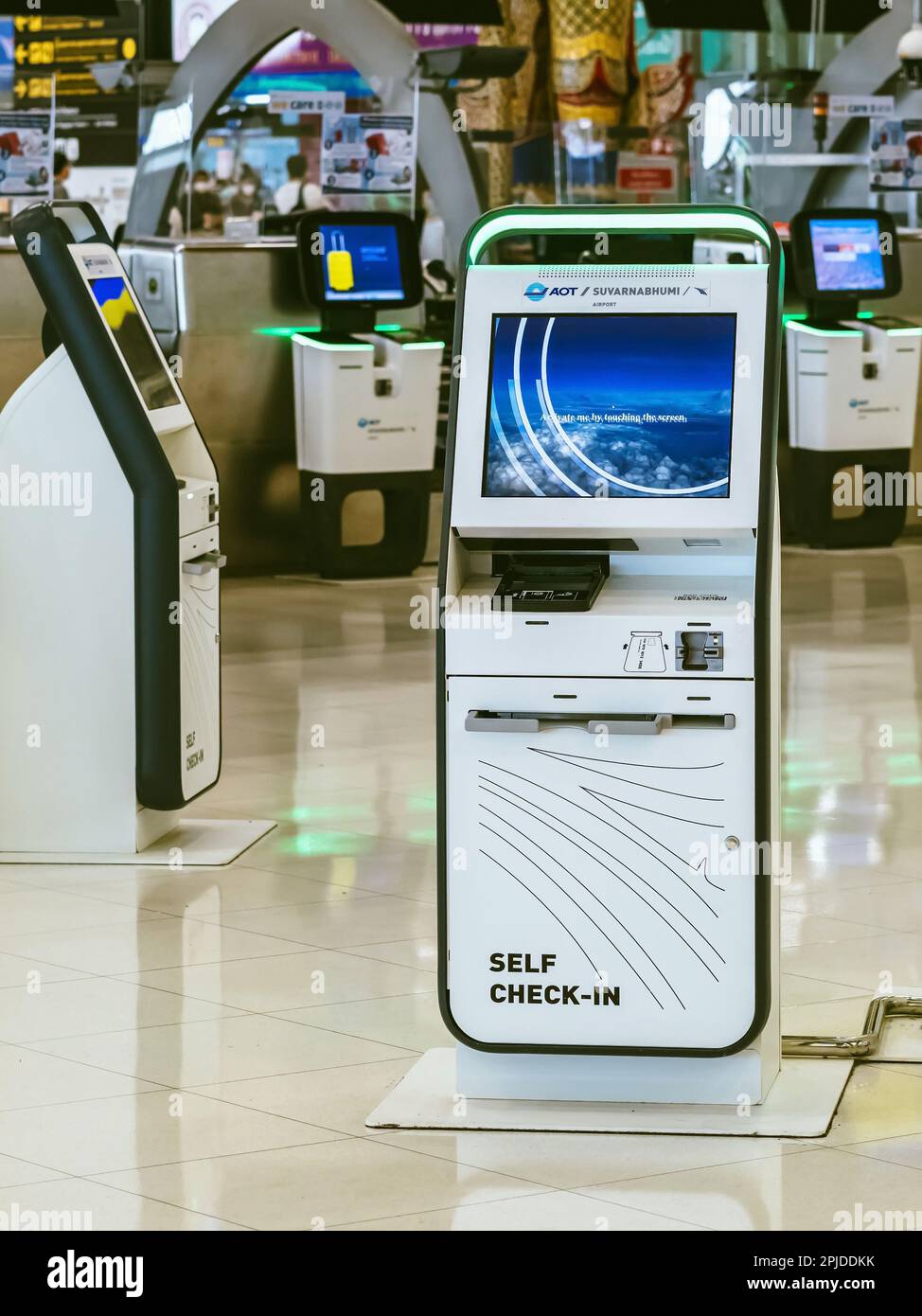 BANGKOK-THAILAND, FEBRUAR 20,2023 : Automated Self Check-in or Self Service Machine at Suvarnabhumi International Airport. Innovation im Dienste Stockfoto