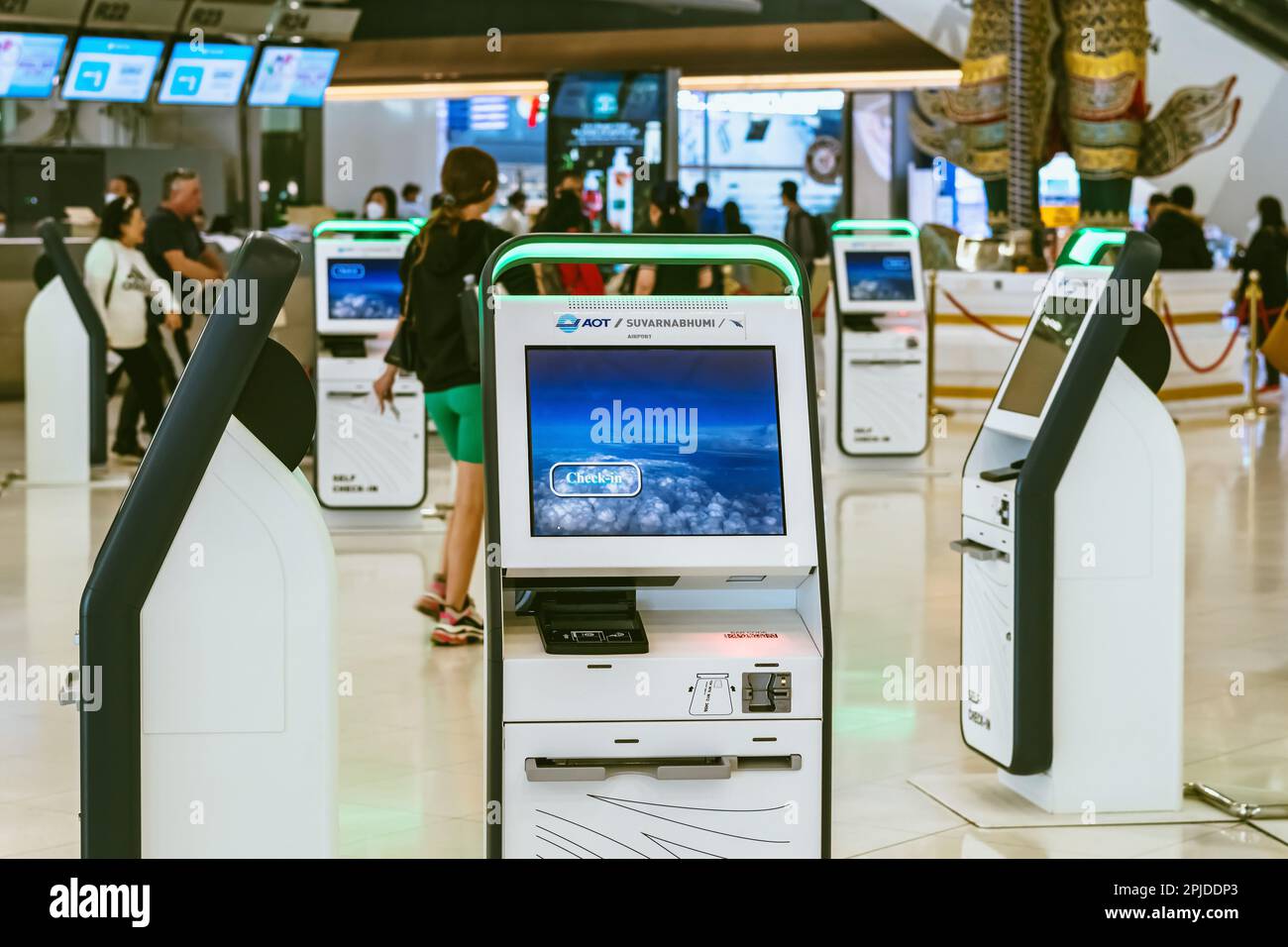 BANGKOK-THAILAND, FEBRUAR 20,2023 : Automated Self Check-in or Self Service Machine at Suvarnabhumi International Airport. Innovation im Dienste Stockfoto