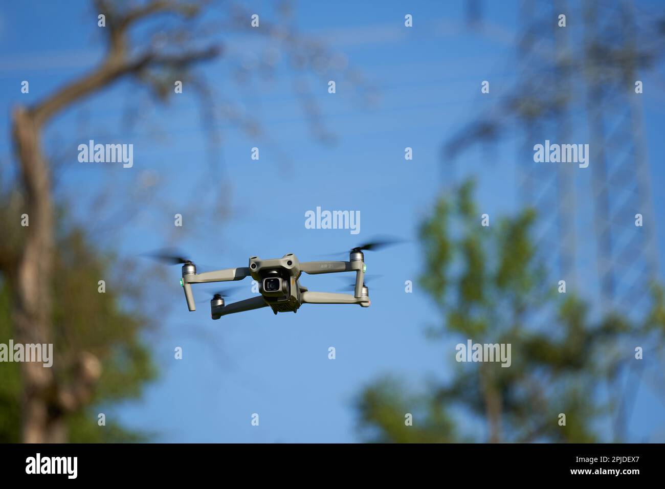 Nürtingen, Deutschland - 29. Mai 2021: Drohne dji Air 2s. Der graue Multicopter mit vielen Sicherheitsfunktionen bietet eine gute Foto- und Videoqualität. Bäume und Stockfoto