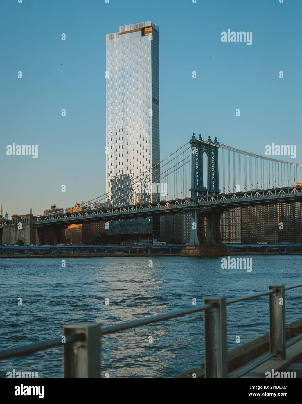 Blick auf das überaus hohe Gebäude und die Manhattan Bridge über den East River, Brooklyn, New York Stockfoto