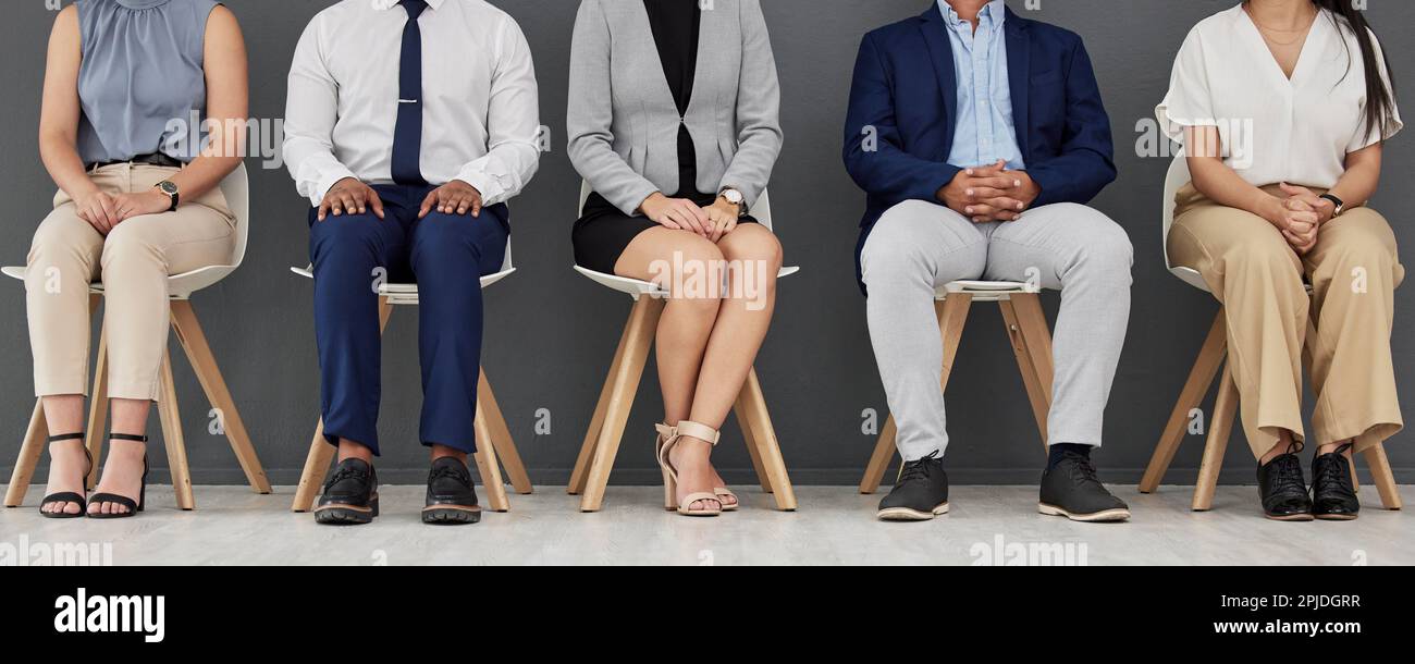 Schlange, Warten und Geschäftsleute, die im Büro für ein Interview mit Firmenkleidung sitzen. Diversität, Rekrutierung und professionelle Mitarbeiter Stockfoto