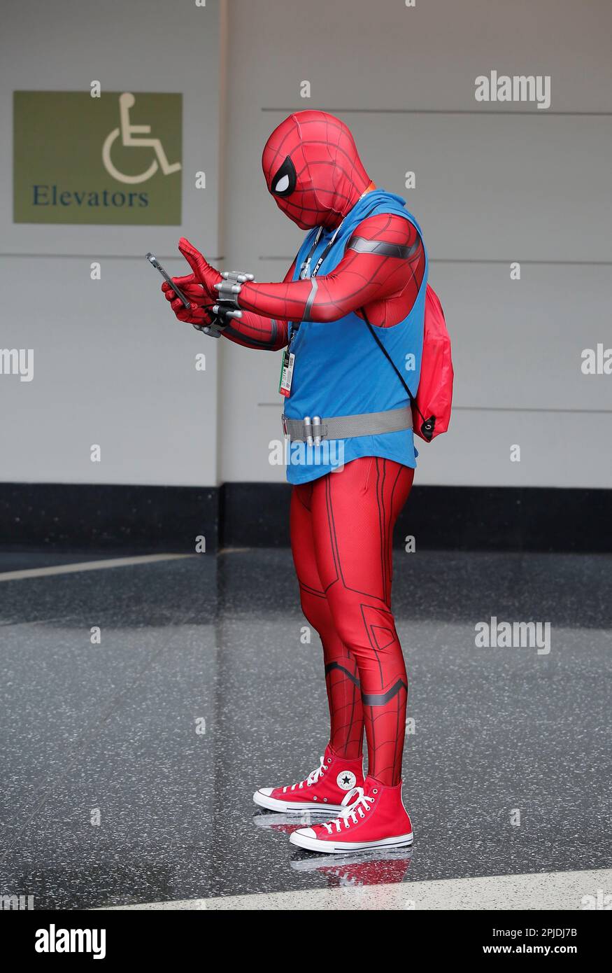 Chicago, Illinois, USA. 1. April 2023. Eine Person in Kostümen überprüft ihr Handy während der Chicago Comic & Entertainment Expo in Chicago am McCormick Place South. Die Veranstaltung ist die größte Popkultur-Tagung im Mittleren Westen. Es ist die Heimat für gute und geeky Zeiten für Fans von Comics, Cosplay, Videospielen, Anime, TV-Shows, Filme, Bücher, Wrestling und Comedy. An dieser 3-tägigen Veranstaltung nehmen 20.000 bis 30.000 Teilnehmer Teil. (Kreditbild: © Pat A. Robinson/ZUMA Press Wire) NUR REDAKTIONELLE VERWENDUNG! Nicht für den kommerziellen GEBRAUCH! Stockfoto