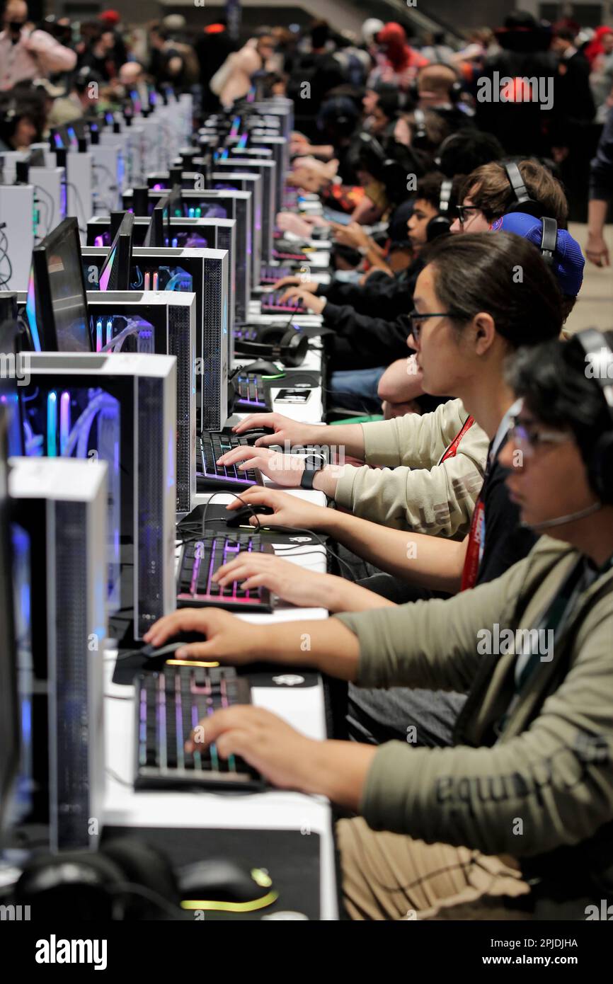 Chicago, Illinois, USA. 1. April 2023. Die Chicago Comic & Entertainment Expo in Chicago, Il, vom 31. März bis 2. April im McCormick Place South ist die größte Pop-Kultur-Convention im Mittleren Westen. Es ist die Heimat für gute und geeky Zeiten für Fans von Comics, Cosplay, Videospielen, Anime, TV-Shows, Filme, Bücher, Wrestling und Comedy. An dieser 3-tägigen Veranstaltung nehmen 20.000 bis 30.000 Teilnehmer Teil. (Kreditbild: © Pat A. Robinson/ZUMA Press Wire) NUR REDAKTIONELLE VERWENDUNG! Nicht für den kommerziellen GEBRAUCH! Stockfoto