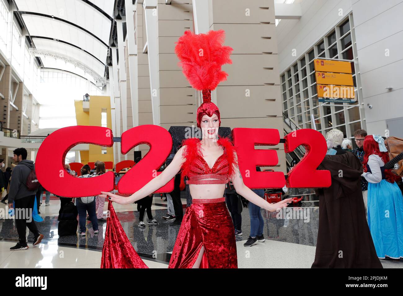 Chicago, Illinois, USA. 1. April 2023. Die Chicago Comic & Entertainment Expo in Chicago, Il, vom 31. März bis 2. April im McCormick Place South ist die größte Pop-Kultur-Convention im Mittleren Westen. Es ist die Heimat für gute und geeky Zeiten für Fans von Comics, Cosplay, Videospielen, Anime, TV-Shows, Filme, Bücher, Wrestling und Comedy. An dieser 3-tägigen Veranstaltung nehmen 20.000 bis 30.000 Teilnehmer Teil. (Kreditbild: © Pat A. Robinson/ZUMA Press Wire) NUR REDAKTIONELLE VERWENDUNG! Nicht für den kommerziellen GEBRAUCH! Stockfoto