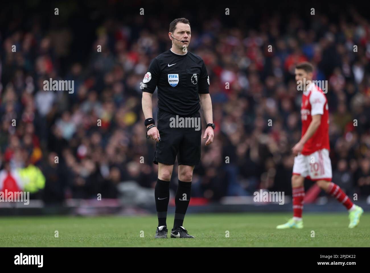 London, Großbritannien. 01. April 2023. Schiedsrichter Darren England beim Spiel Arsenal gegen Leeds United EPL im Emirates Stadium, London, Großbritannien, am 1. April 2023. Kredit: Paul Marriott/Alamy Live News Stockfoto