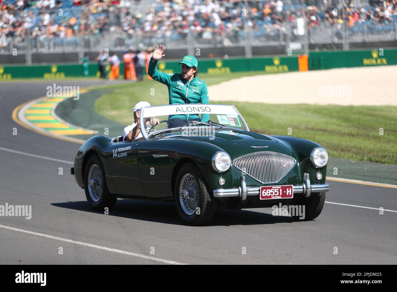 Albert Park, Melbourne, Victoria, Australien. 02. April 2023. FIA Formel-1-Weltmeisterschaft 2023 – Formel-1-Rolex-Grand Prix Australian – Fernando Alonso aus Spanien fährt während der Fahrerparade zur Formel-1-Weltmeisterschaft 2023 für Aston Martin Aramco Cognizant F1 – Bildgutschrift: brett keating/Alamy Live News Stockfoto