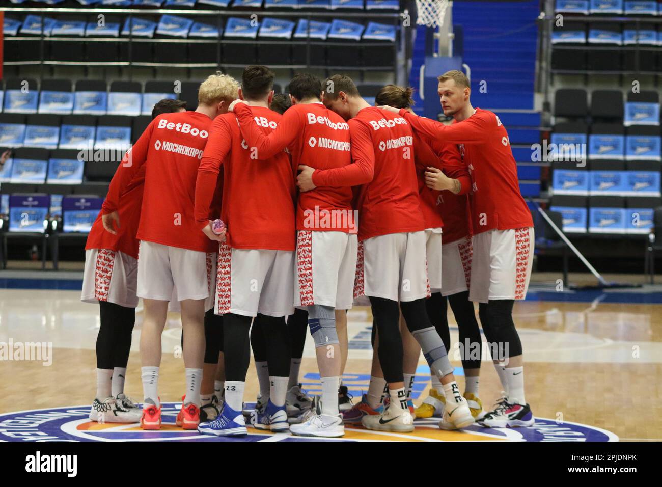 Sankt Petersburg, Russland. 01. April 2023. Evgeny Voronov (Nr. 18), Anton Pushkov (Nr. 14), Daniil Kasatkin (Nr. 9), Andrey Lopatin (Nr. 28) von MBA Moskau in Aktion während des VTB United League Basketballspiels, zweite Stufe, zwischen Zenit St. Petersburg und MBA Moskau in der Sibur Arena. Endergebnis: Zenit 61:65 MBA. (Foto: Maksim Konstantinov/SOPA Images/Sipa USA) Guthaben: SIPA USA/Alamy Live News Stockfoto