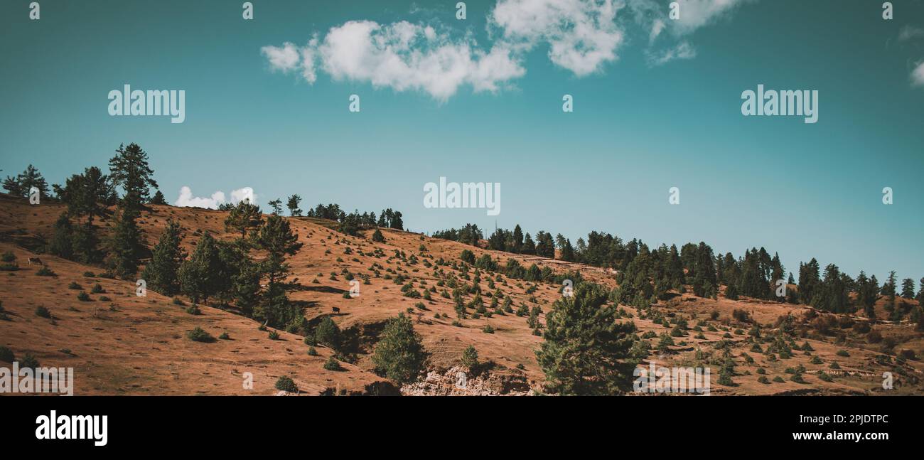 Landschaft in den Bergen mit bewölktem Himmel Stockfoto