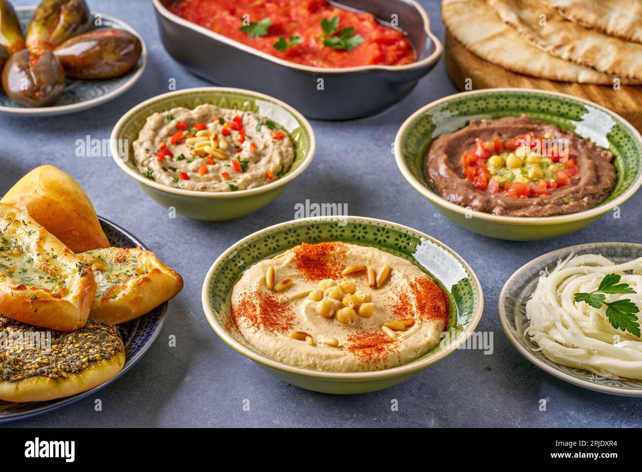 Nahöstliches, traditionelles arabisches Frühstück mit Hummus, Foul, Mutabbal, Makdous und Zaatar. Stockfoto