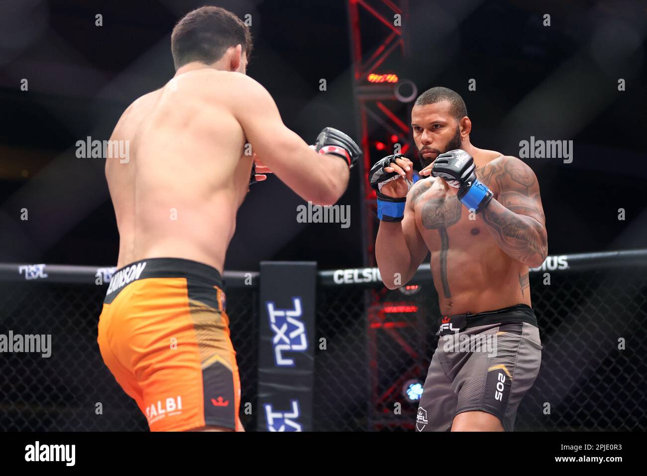 Las Vegas, NV, USA. 1. April 2023. Leichte Schwergewichte (L) Robert Wilkinson und (R) Thiago Santos treten am 1. April 2023 in Las Vegas, NV, während der regulären Kampfnacht der PFL 1 im Theater im Virgin Hotel an. Christopher Trim/CSM(Kreditbild: © Christopher Trim/Cal Sport Media). Kredit: csm/Alamy Live News Stockfoto