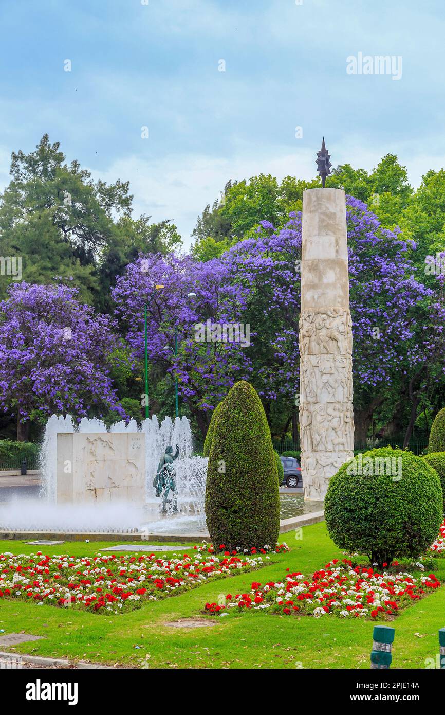 SEVILLA, SPANIEN - 21. MAI 2017: Dies ist ein Denkmal für den Navigator Juan Sebastian Elcano, der als erster die Welt umrundet. Stockfoto