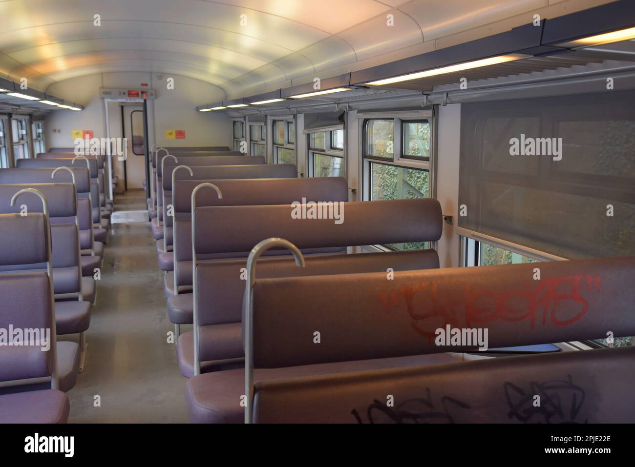 Innenausstattung eines belgischen Eisenbahn-Klassik EMU-Mehrzweckzuges am Bahnhof Aachen, Deutschland, Januar 2022 Stockfoto