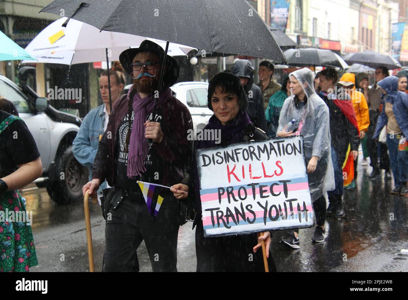 Sydney, Australien. 2. April 2023 Demonstranten nehmen an der Transgender Day of Visibility Rallye Teil und marschierten vom Hub in Newtown zum Victoria Park, Camperdown. Kredit: Richard Milnes/Alamy Live News Stockfoto