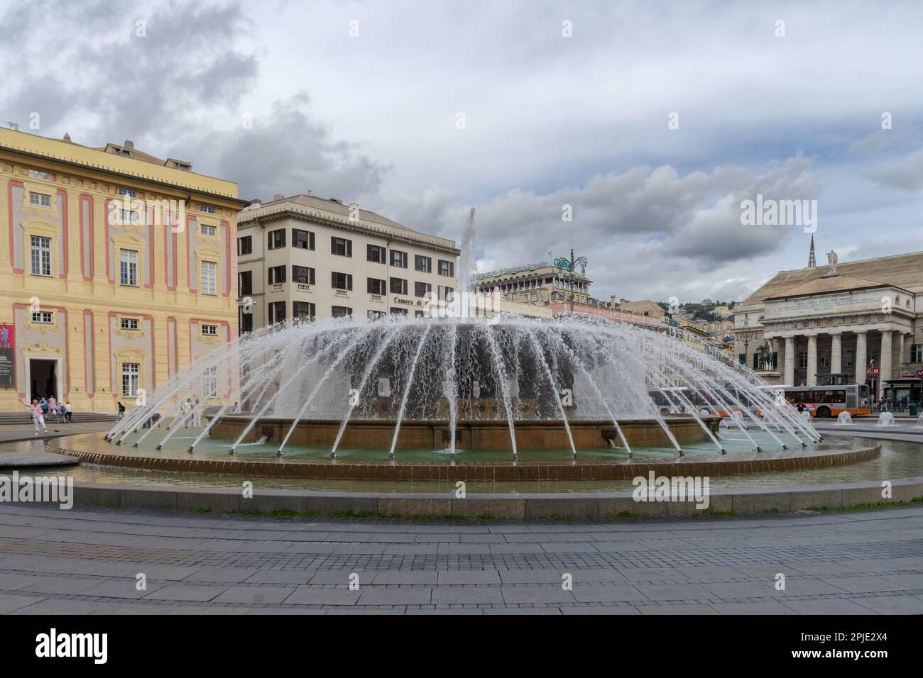 Genua, Italien, Piazza de Ferrari - der Hauptplatz der Altstadt von Genua Stockfoto