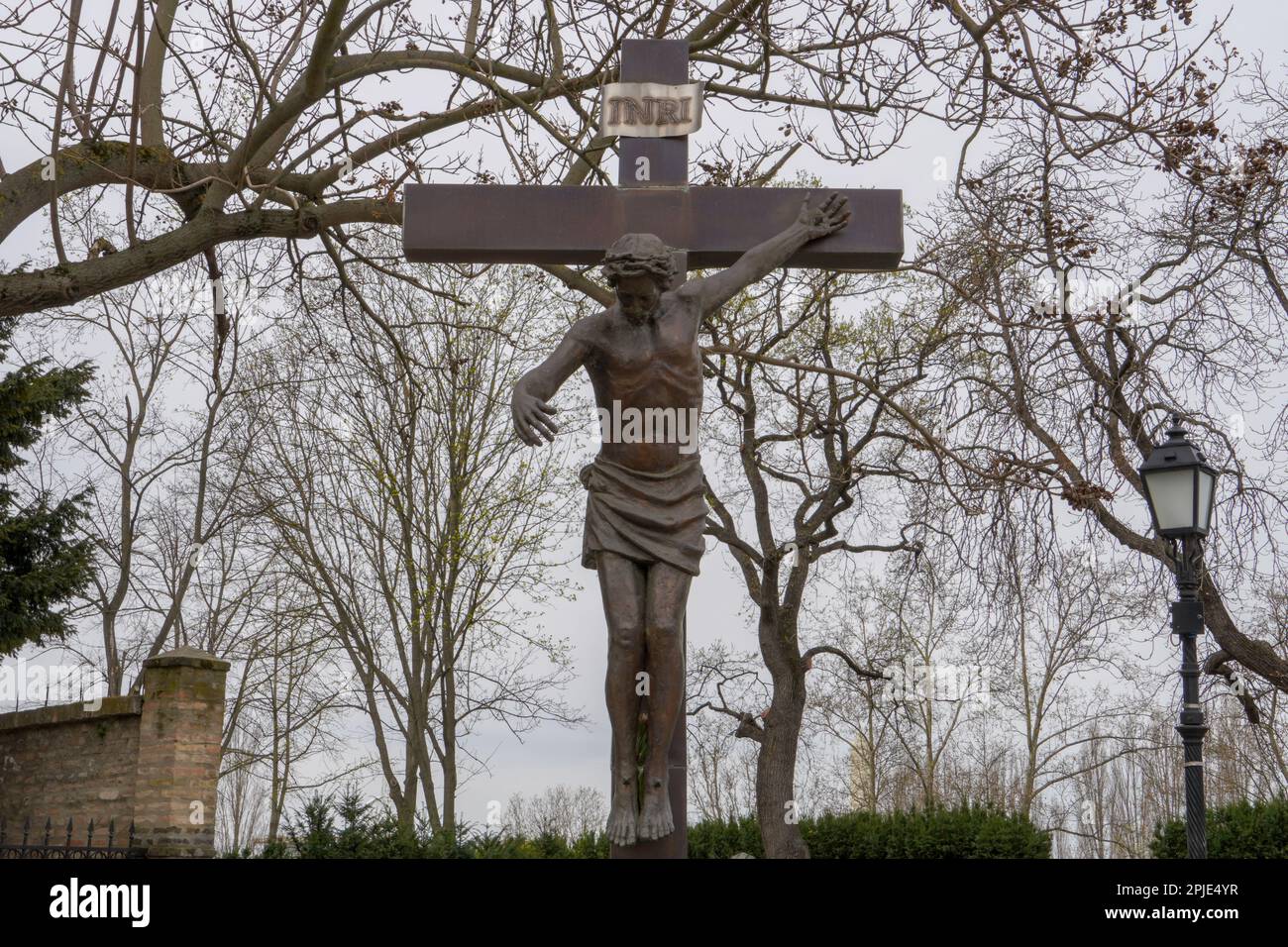 Nahaufnahme eines Steinkreuzes mit Jesus und wolkenlosem Himmel Stockfoto