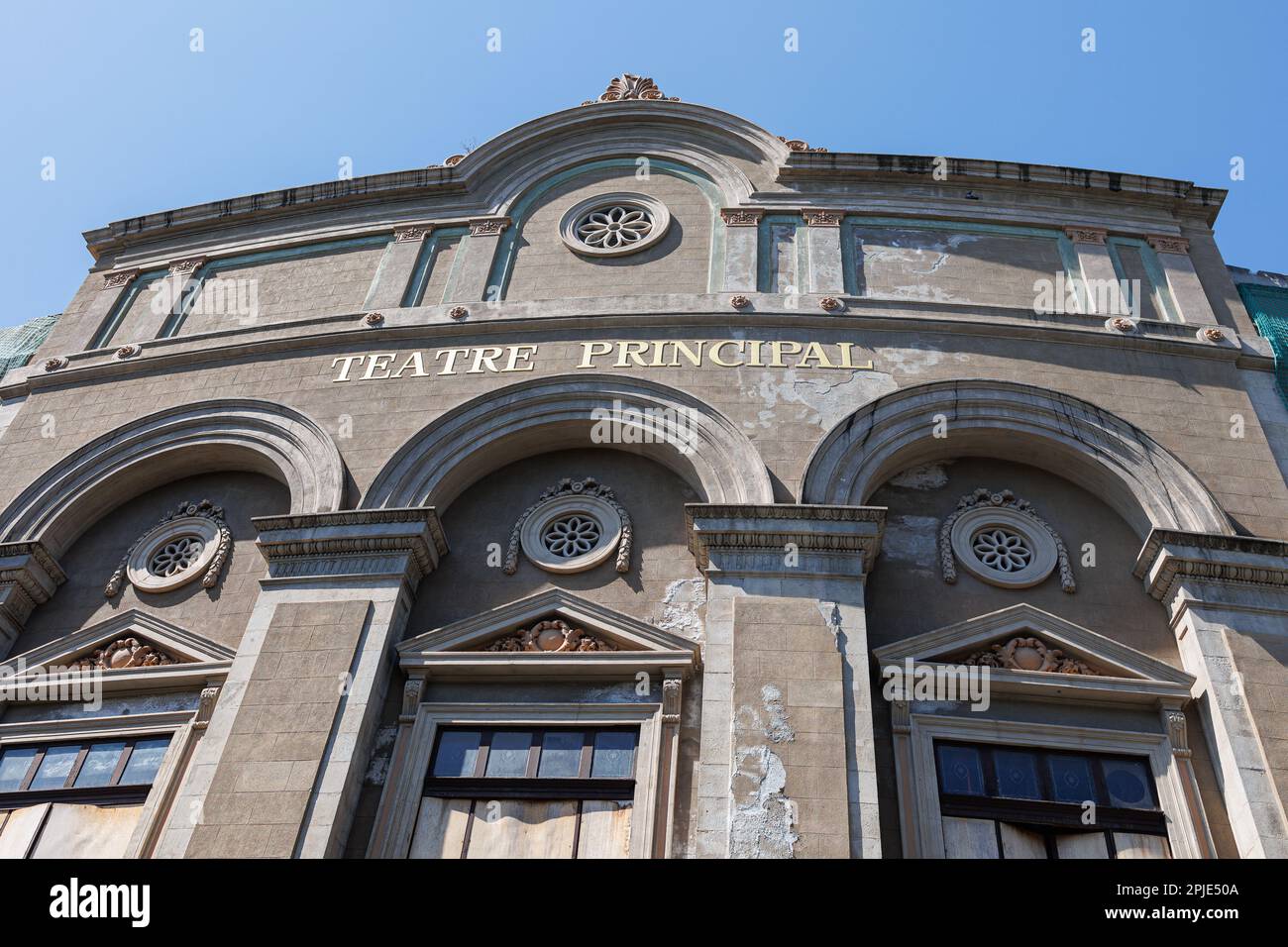 Das Teatre Principal, das älteste Theater in Barcelona, ursprünglich Teatro de la Santa Cruz genannt, befindet sich auf der berühmten Straße La Rambla, Spanien. Stockfoto