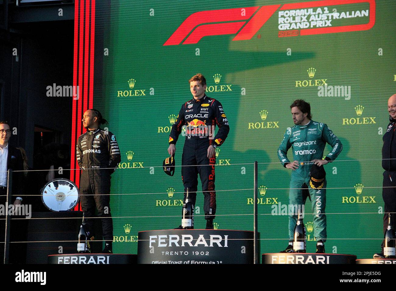 Melbourne, Australien. 02. April 2023. 2. April 2023, Albert Park, Melbourne, FORMEL 1 ROLEX GRAND PRIX 2022, auf dem Podium: Gewinner Max Verstappen (NLD), Oracle Red Bull Racing, 2. Platz für Lewis Hamilton (GBR), Mercedes-AMG Petronas Formula One Team, 3. Platz für Fernando Alonso (ESP), Aston Martin Aramco Cognizant Team: dpa/Alamy Live News Stockfoto