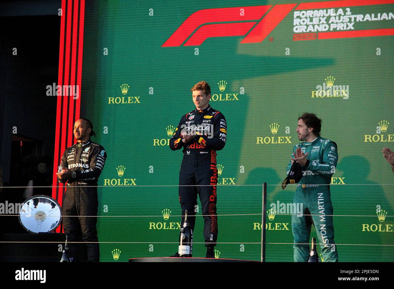Melbourne, Australien. 02. April 2023. 2. April 2023, Albert Park, Melbourne, FORMEL 1 ROLEX GRAND PRIX 2022, auf dem Podium: Gewinner Max Verstappen (NLD), Oracle Red Bull Racing, 2. Platz für Lewis Hamilton (GBR), Mercedes-AMG Petronas Formula One Team, 3. Platz für Fernando Alonso (ESP), Aston Martin Aramco Cognizant Team: dpa/Alamy Live News Stockfoto