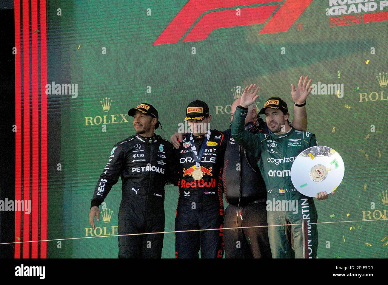 Melbourne, Australien. 02. April 2023. 2. April 2023, Albert Park, Melbourne, FORMEL 1 ROLEX GRAND PRIX 2022, auf dem Podium: Gewinner Max Verstappen (NLD), Oracle Red Bull Racing, 2. Platz für Lewis Hamilton (GBR), Mercedes-AMG Petronas Formula One Team, 3. Platz für Fernando Alonso (ESP), Aston Martin Aramco Cognizant Team: dpa/Alamy Live News Stockfoto