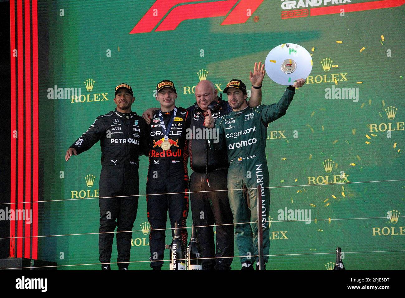 Melbourne, Australien. 02. April 2023. 2. April 2023, Albert Park, Melbourne, FORMEL 1 ROLEX GRAND PRIX 2022, auf dem Podium: Gewinner Max Verstappen (NLD), Oracle Red Bull Racing, 2. Platz für Lewis Hamilton (GBR), Mercedes-AMG Petronas Formula One Team, 3. Platz für Fernando Alonso (ESP), Aston Martin Aramco Cognizant Team: dpa/Alamy Live News Stockfoto
