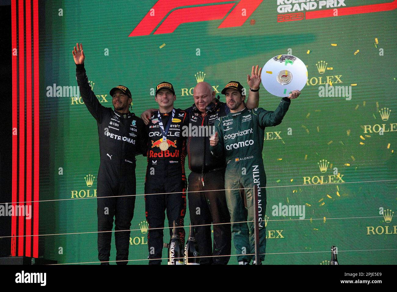 Melbourne, Australien. 02. April 2023. 2. April 2023, Albert Park, Melbourne, FORMEL 1 ROLEX GRAND PRIX 2022, auf dem Podium: Gewinner Max Verstappen (NLD), Oracle Red Bull Racing, 2. Platz für Lewis Hamilton (GBR), Mercedes-AMG Petronas Formula One Team, 3. Platz für Fernando Alonso (ESP), Aston Martin Aramco Cognizant Team: dpa/Alamy Live News Stockfoto