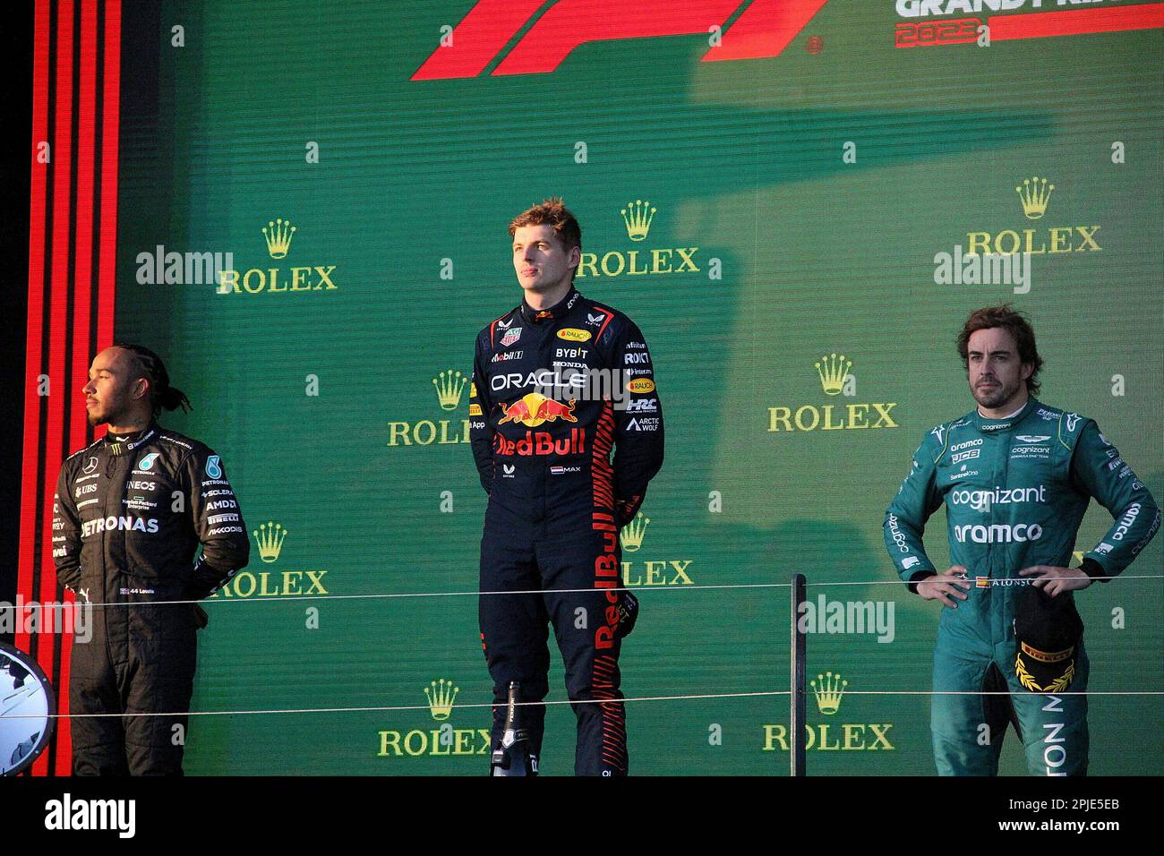 Melbourne, Australien. 02. April 2023. 2. April 2023, Albert Park, Melbourne, FORMEL 1 ROLEX GRAND PRIX 2022, auf dem Podium: Gewinner Max Verstappen (NLD), Oracle Red Bull Racing, 2. Platz für Lewis Hamilton (GBR), Mercedes-AMG Petronas Formula One Team, 3. Platz für Fernando Alonso (ESP), Aston Martin Aramco Cognizant Team: dpa/Alamy Live News Stockfoto