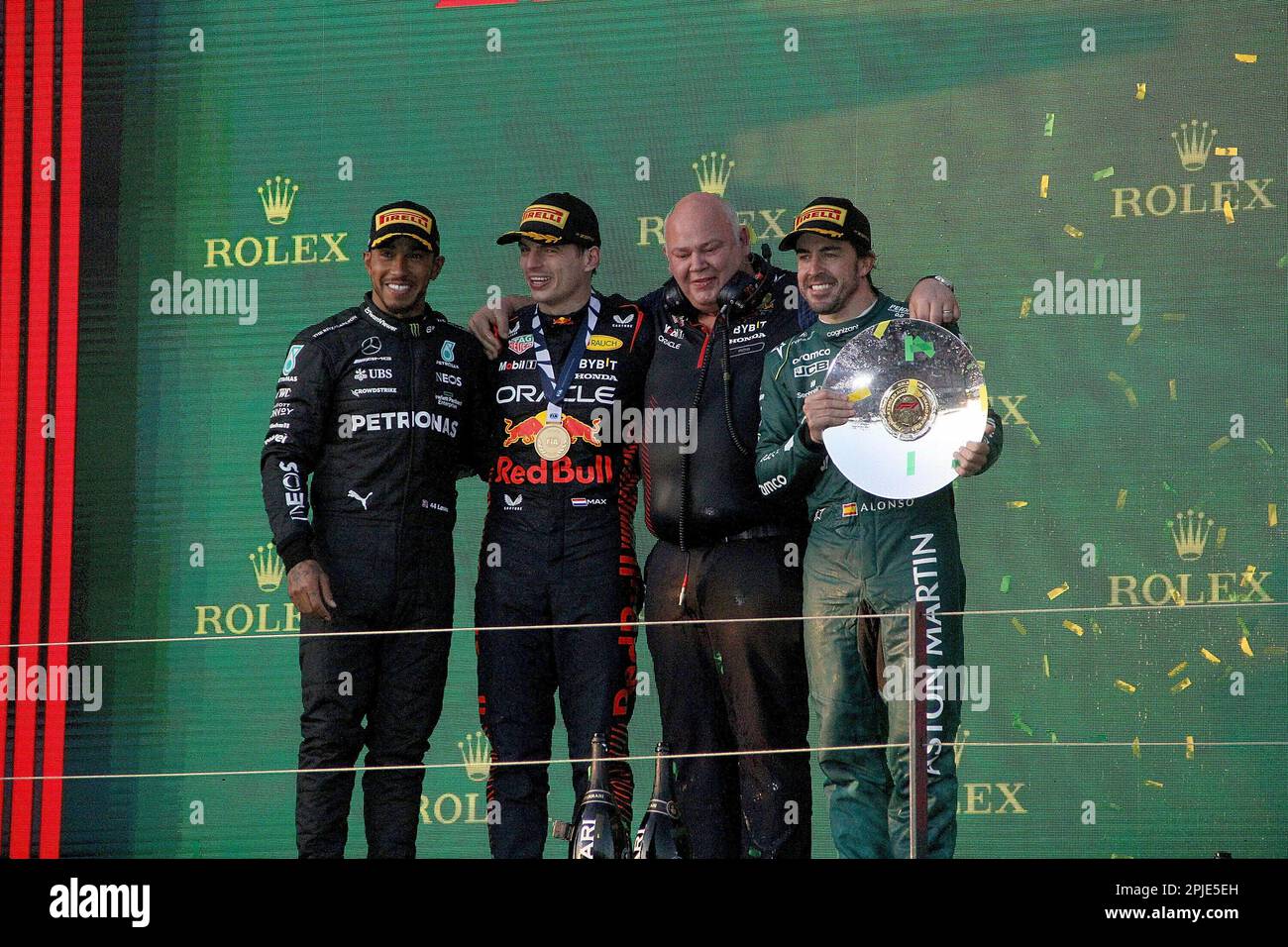 Melbourne, Australien. 02. April 2023. 2. April 2023, Albert Park, Melbourne, FORMEL 1 ROLEX GRAND PRIX 2022, auf dem Podium: Gewinner Max Verstappen (NLD), Oracle Red Bull Racing, 2. Platz für Lewis Hamilton (GBR), Mercedes-AMG Petronas Formula One Team, 3. Platz für Fernando Alonso (ESP), Aston Martin Aramco Cognizant Team: dpa/Alamy Live News Stockfoto