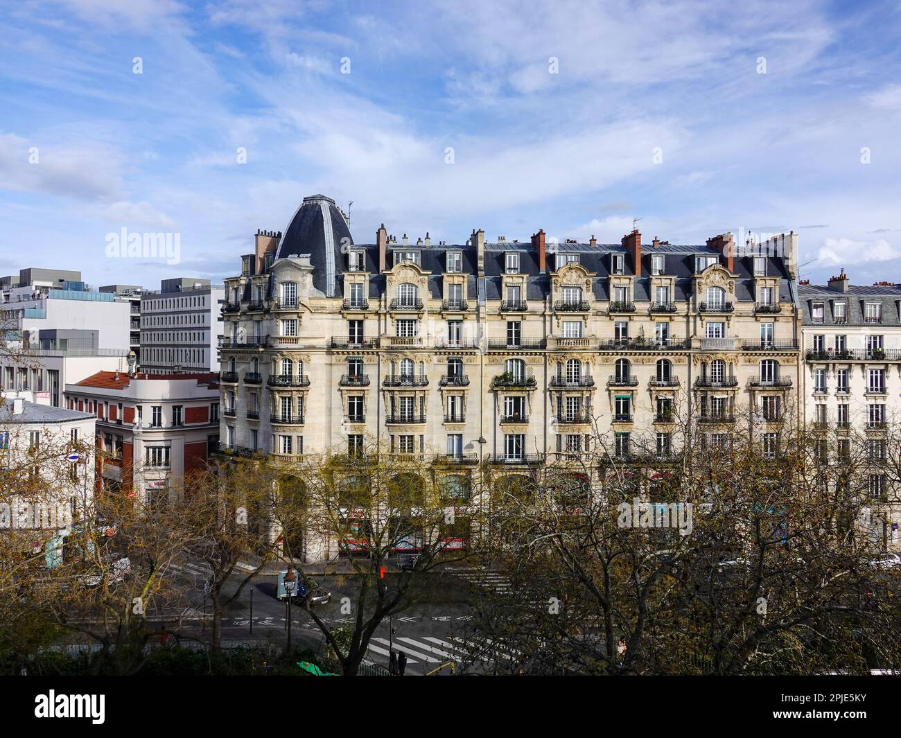 Typisches Haussmann-Gebäude, im 11. Arrondissement, am Boulevard Richard-Lenoir, Paris, Frankreich. Stockfoto