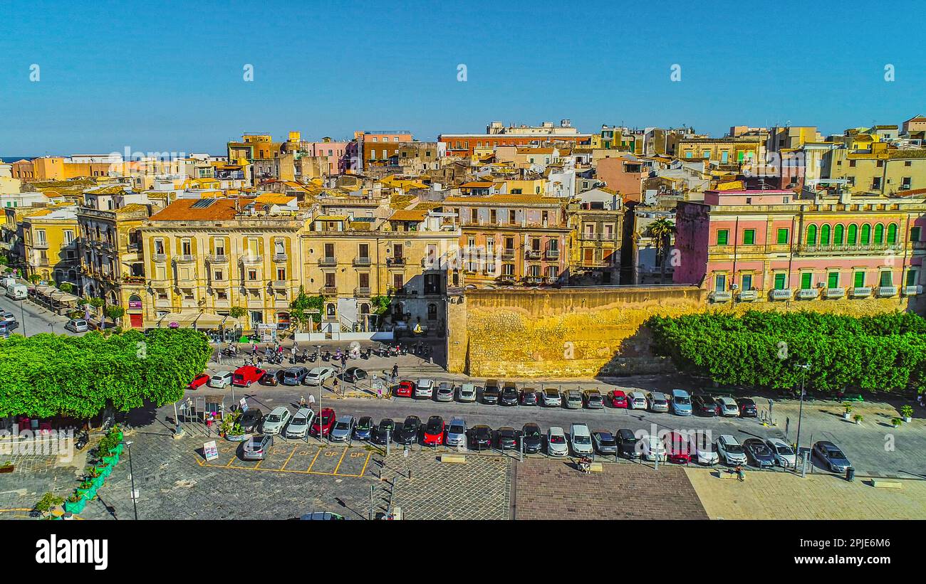 Luftaufnahme der Insel Ortigia mit ihren noblen Palästen und der Stadt Syrakus im warmen Licht des Sonnenuntergangs. Syracuse, Sizilien, Italien, Stockfoto