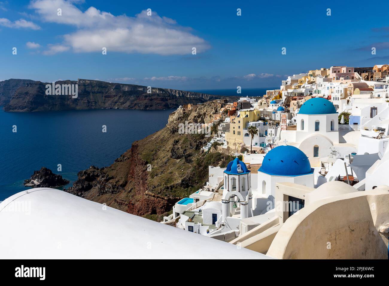 Die 3 blauen Kuppeln aus Oia Stockfoto