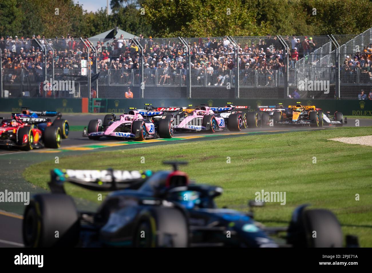 Melbourne, Australien, 2. April 2023. Am 02. April 2023 beim australischen Formel-1-Grand-Prix-Rennen auf der Melbourne Grand-Prix-Rennstrecke in Albert Park, Australien, standen die Autos an der ersten Ecke. Kredit: Dave Hewison/Speed Media/Alamy Live News Stockfoto