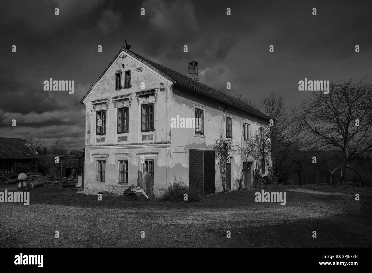 Verfallenes, altes Bauernhaus im Mostviertel Niederösterreichs in düsteren und düsteren Schwarz-Weiß Stockfoto
