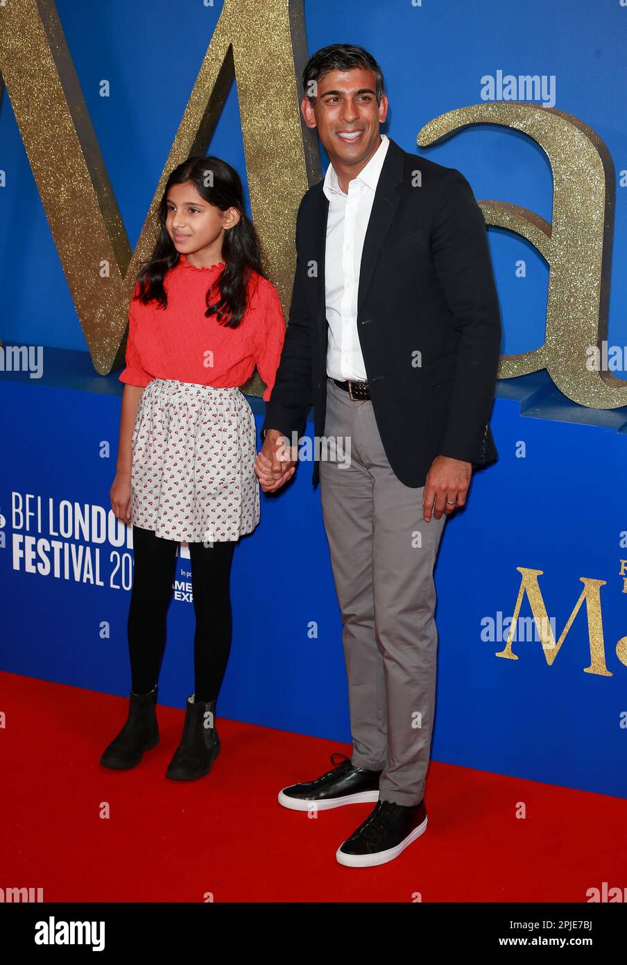 London, Großbritannien. 05. Okt. 2022. Rishi Sunak und Tochter Anoushka Sunak besuchen die Weltpremiere von Roald Dahls „Matilda the Musical“ in der Royal Festival Hall in London. Kredit: SOPA Images Limited/Alamy Live News Stockfoto