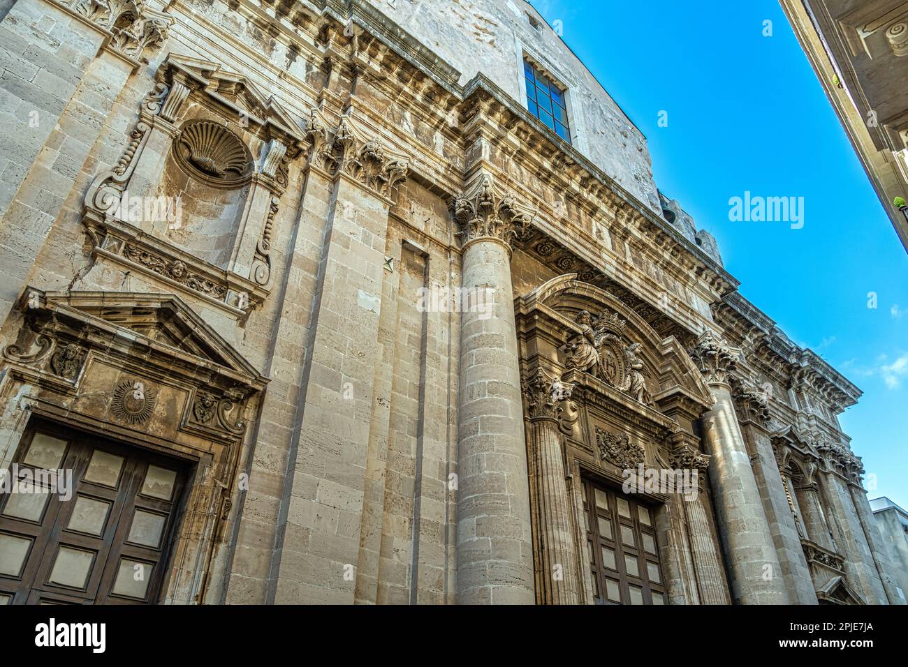 Die Kirche des Jesuitenkollegiums hat eine wunderschöne barocke Fassade, die in zwei Reihen unterteilt ist. Syrakus, Sizilien, Italien, Europa Stockfoto