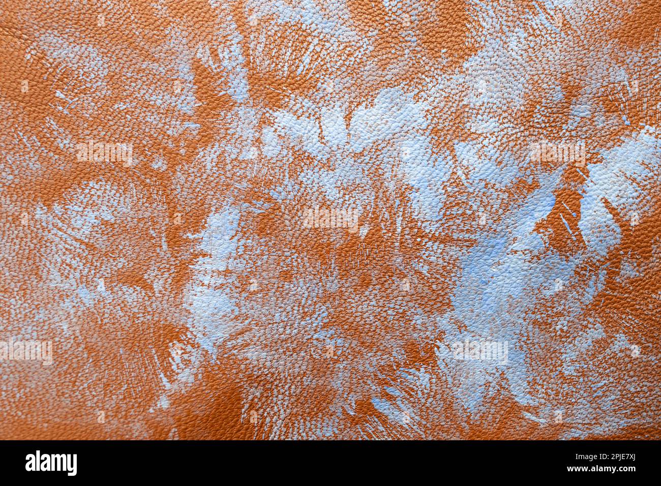 Stempelstempel mit blauer Farbe auf roter brauner Lederstruktur, Nahaufnahme Stockfoto