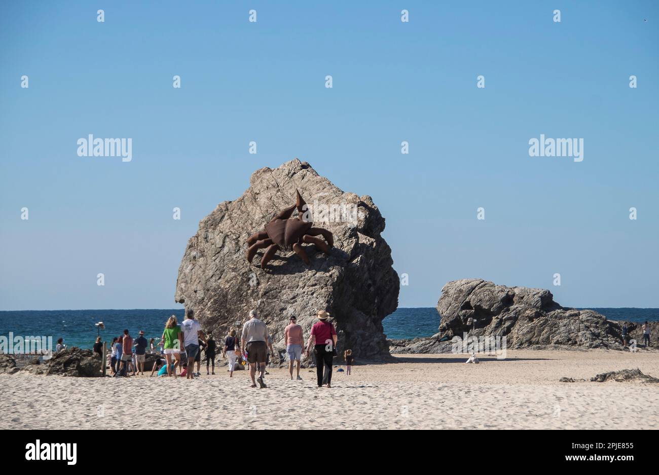 Riesige preisgekrönte Skulptur „Crab on Currmbin Rock“ von Jack Quilton beim Swell Sculpture Festival 2017, Gold Coast, Australien. Aus Metallschrott. Stockfoto