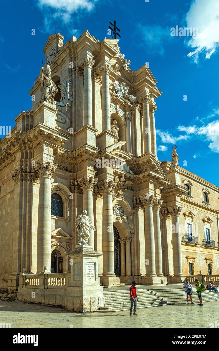 Fassade der Geburtskirche der Heiligen Maria, barocke Syrakusenkathedrale auf der Piazza Duomo auf der Insel Ortygia. Syrakus, Sizilien, Italien Stockfoto